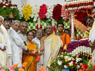 CM Siddaramaiah reprimanded people leaving during his speech..
