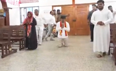 TVK president & Actor Joseph Vijay Performs Knee Walking Pra..