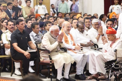 ಪದ್ಮ ಪ್ರಶಸ್ತಿ ಪ್ರದಾನ ಸಮಾರಂಭ: 3ನೇ ಸ್ಥಾನದಲ್ಲಿ ಆಸೀನರಾಗಿದ್ದ ಎಚ್‌ಡಿ ಕುಮಾರಸ್ವಾಮಿ 